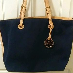 MICHAEL KORS Tote – Navy & Cream Trim 👜✨